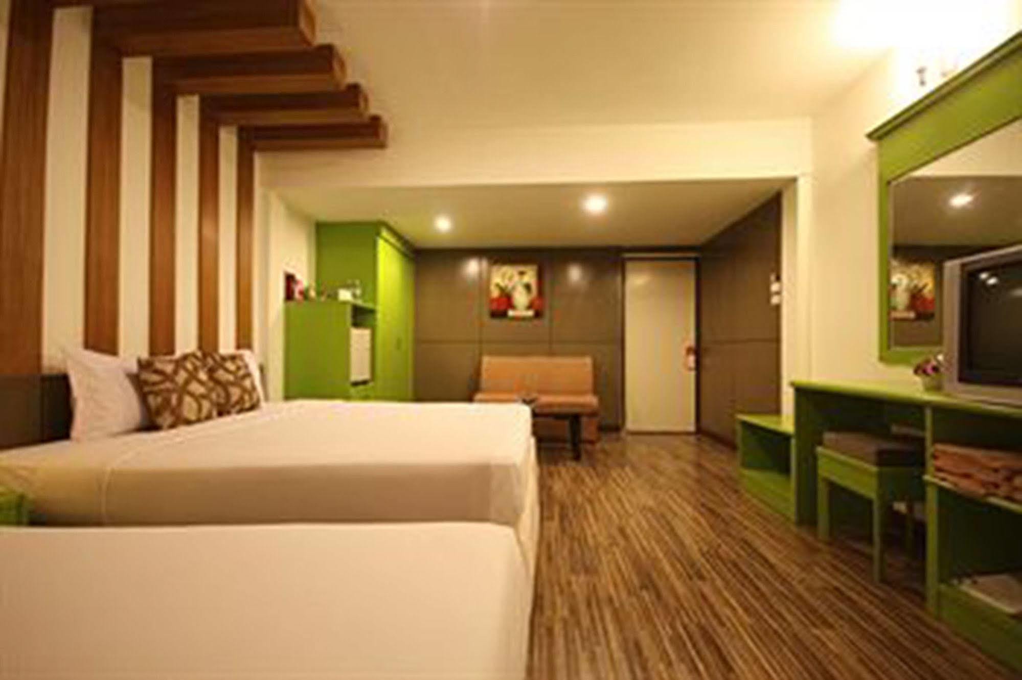 Windmill Resort Hotel Pattaya Bagian luar foto