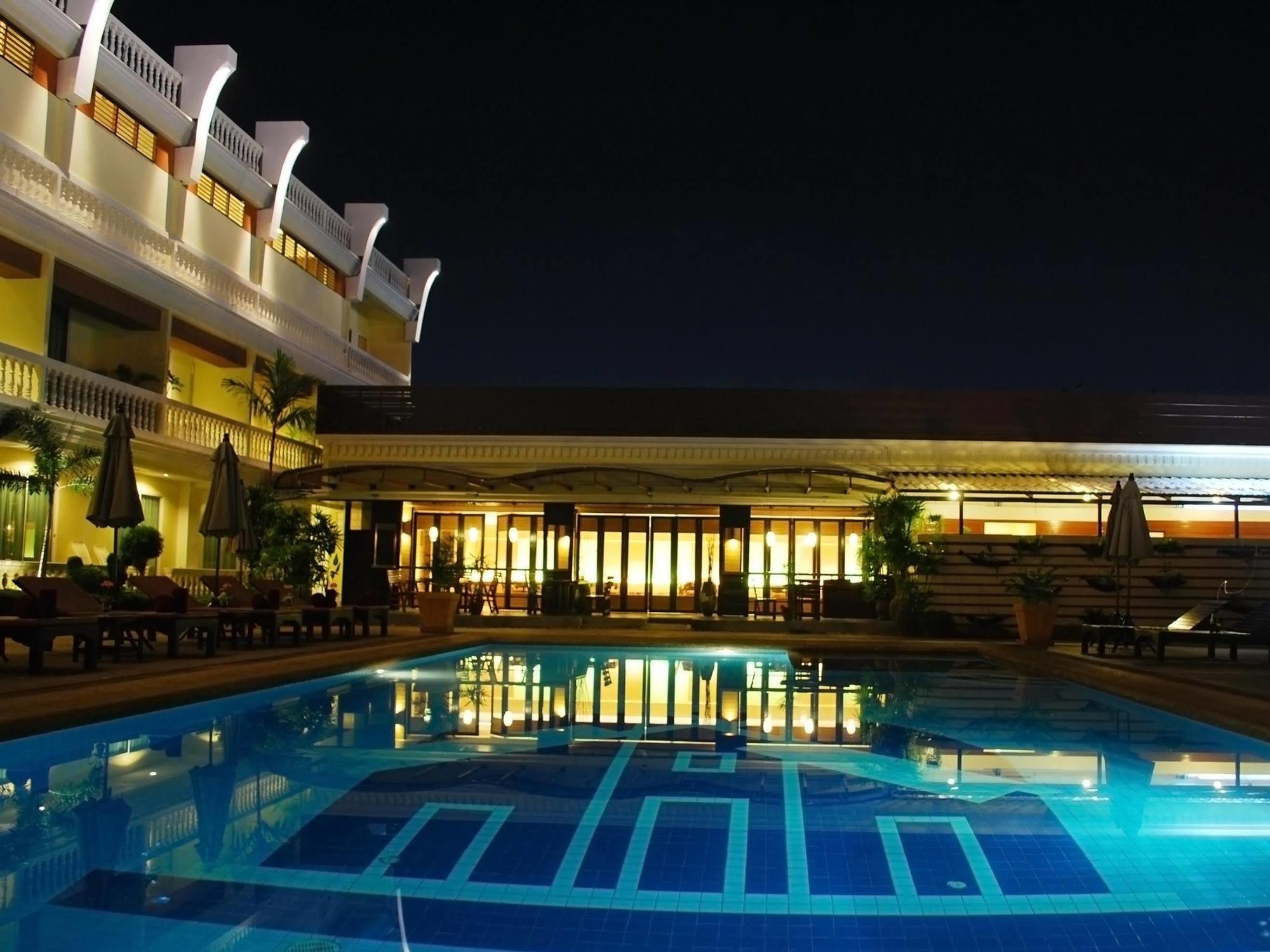 Windmill Resort Hotel Pattaya Bagian luar foto