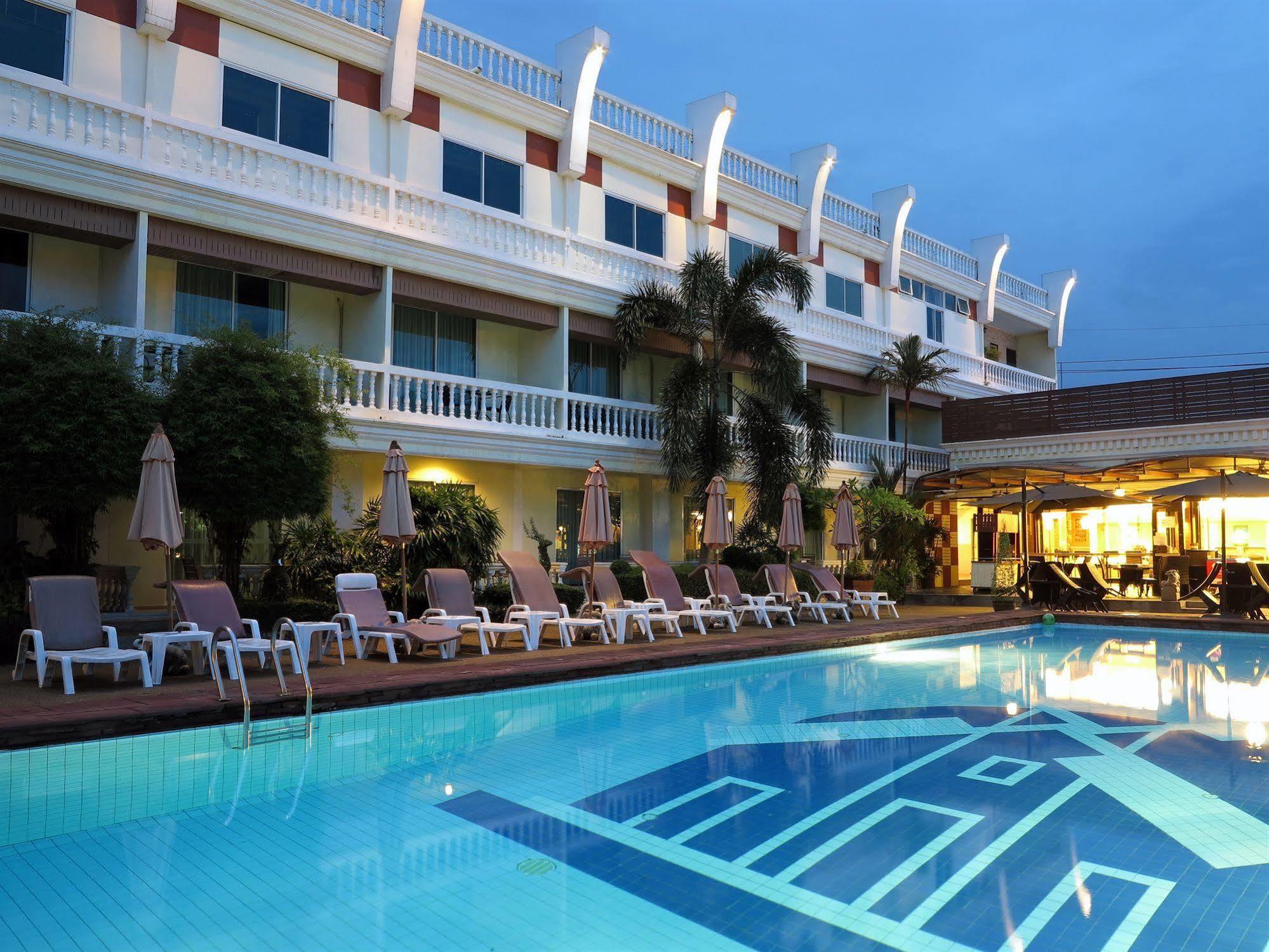 Windmill Resort Hotel Pattaya Bagian luar foto